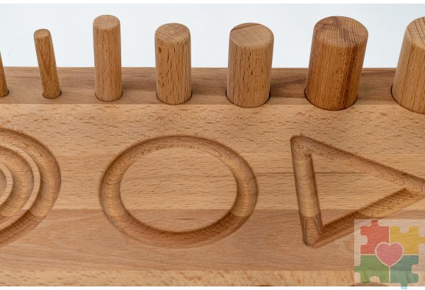 Игровая панель с деревянными цилиндрами Монтессори